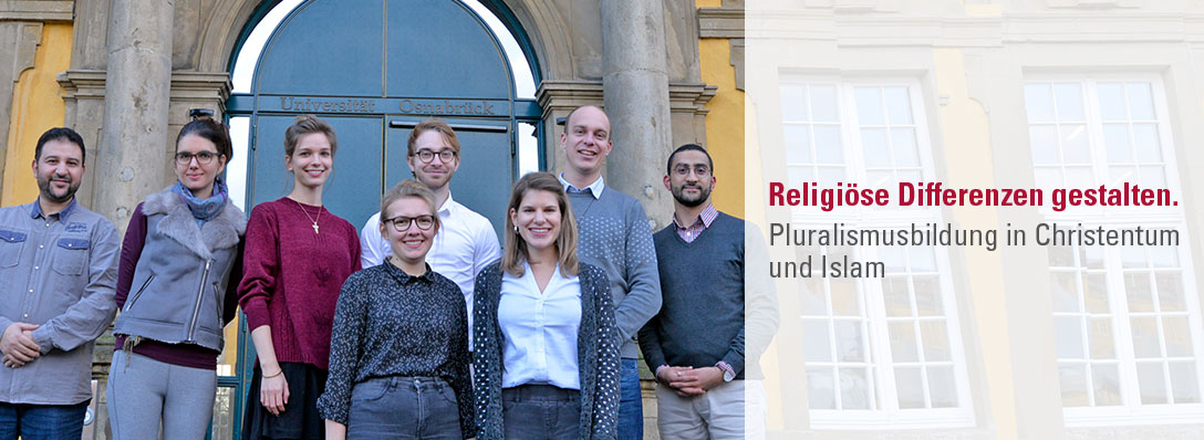 Gruppenfoto und Schriftzug zum Graduiertenkolleg "Religiöse Differenzen gestalten. Pluralismusbildung in Christentum und Islam".